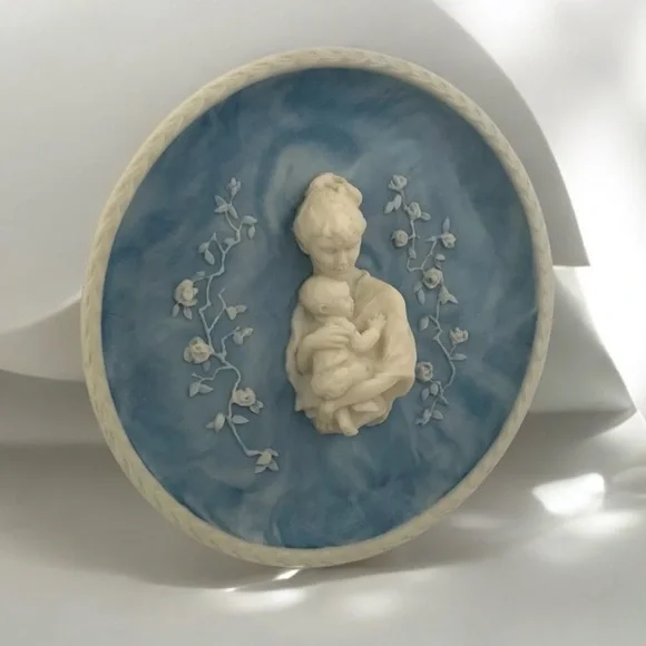 Avondale 1979 Mother Child “First Born” Cameo Plate By Frances Taylor Williams - Picture 3 of 9